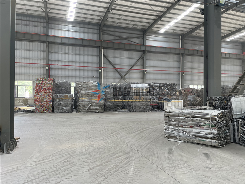 <a href='http://m.jlysxjy.com/1/54.html' target='_blank'><span>廢鋁粉碎機(jī)</span></a>作業(yè)現(xiàn)場