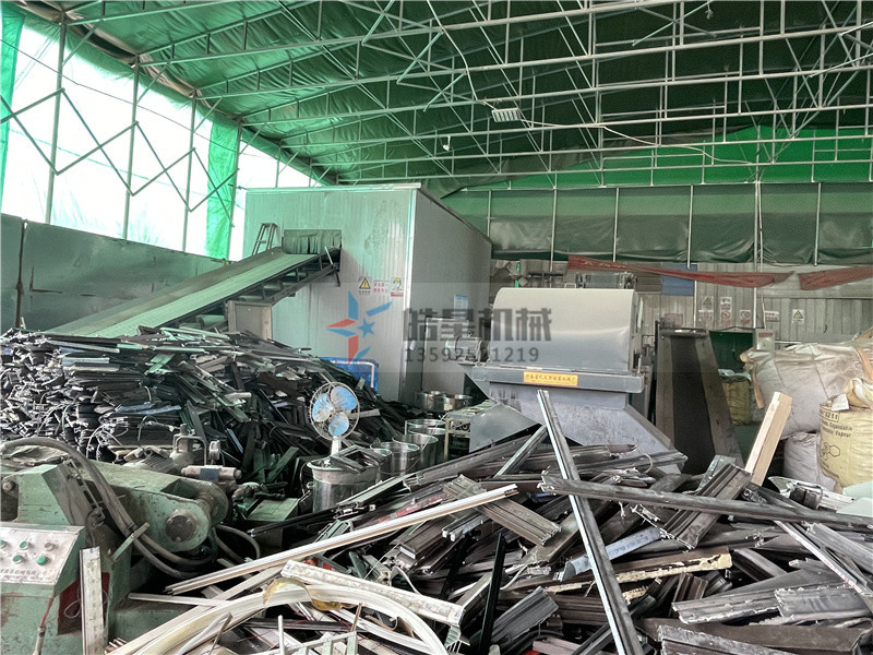 <a href='http://m.jlysxjy.com/' target='_blank'><span>金屬粉碎機</span></a>作業(yè)現(xiàn)場