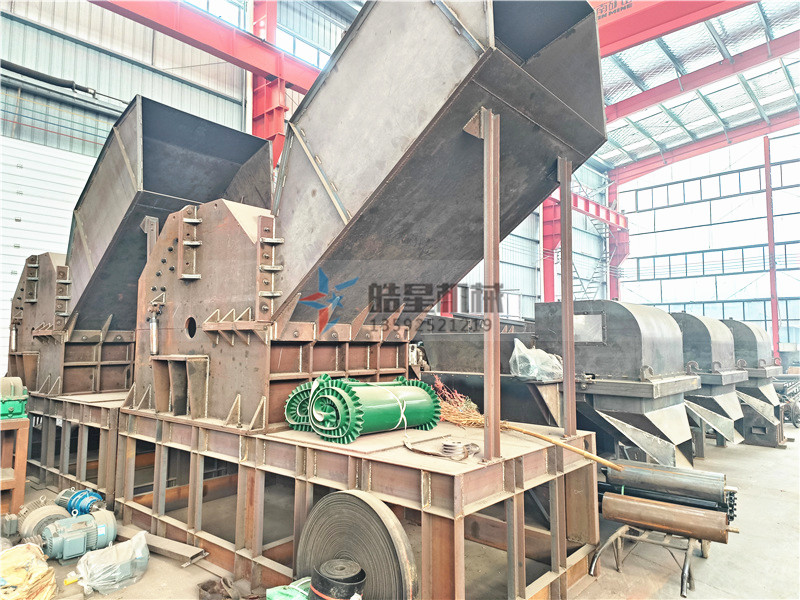 金屬粉碎機(jī)錘頭、篩板、破碎腔體生產(chǎn)組裝現(xiàn)場(chǎng)