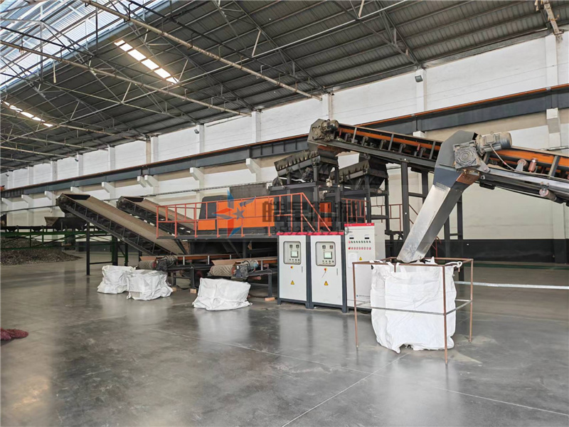 金屬粉碎機(jī)產(chǎn)量大小和粉碎機(jī)的生產(chǎn)效率是密切相關(guān)的，如果遇到金屬粉碎機(jī)出料慢就會(huì)導(dǎo)致產(chǎn)量下降，影響生產(chǎn)效率。