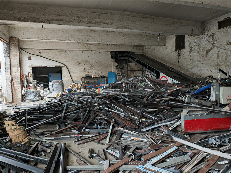 廢鋁粉碎機斷橋鋁粉碎機設(shè)備作業(yè)現(xiàn)場拍攝