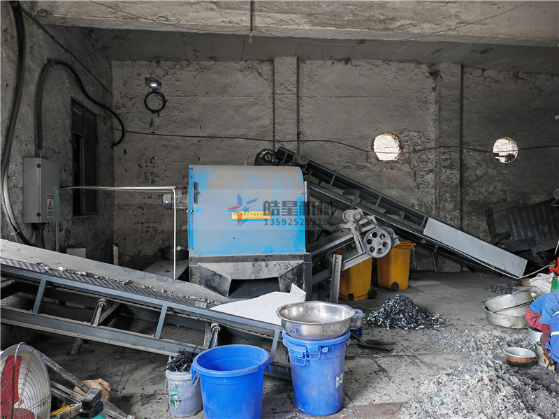 廢鋁粉碎機斷橋鋁粉碎機設(shè)備作業(yè)現(xiàn)場拍攝