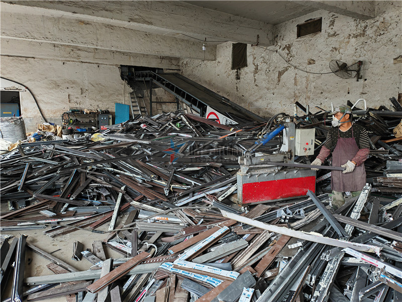 廢鋁粉碎機斷橋鋁粉碎機設(shè)備作業(yè)現(xiàn)場拍攝