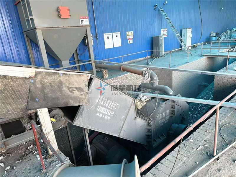 金屬粉碎機(jī)設(shè)備客戶現(xiàn)場作業(yè)生產(chǎn)線